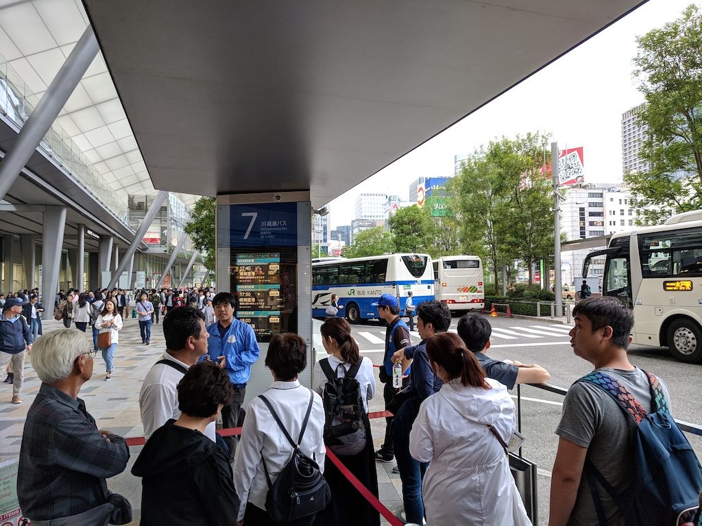 東京駅バス待ちの写真